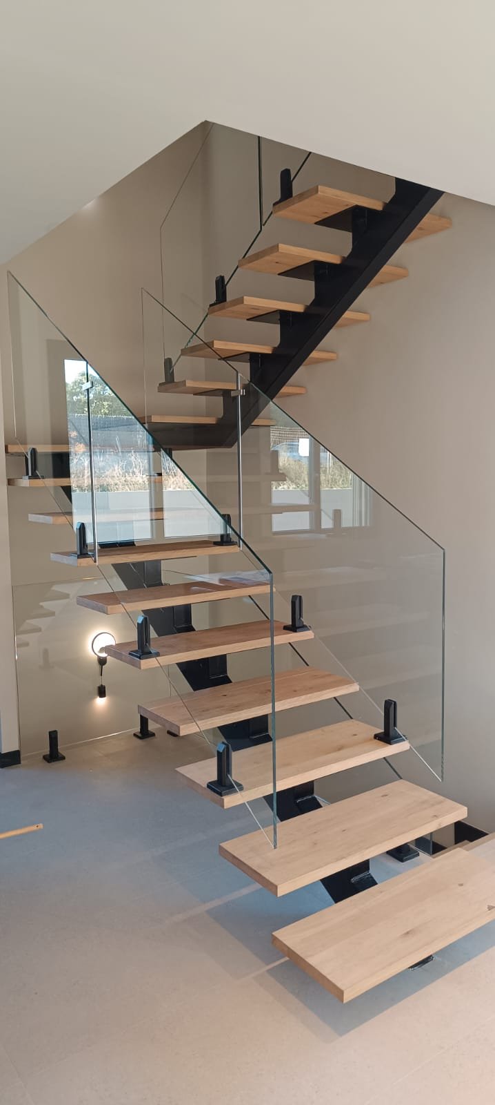 Escaleras de estructura central tubular